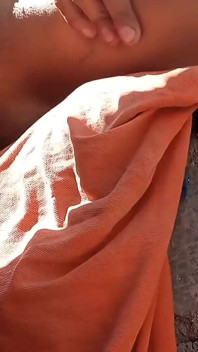Dildo nel mio culo mentre prendo il sole all'aperto