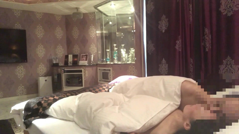 akeieroi: Videoclip sexual nostalgic la hotel al cuplului infidel