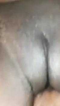 Une grosse bite noire me caresse le clito en suçant sa bite bien dure