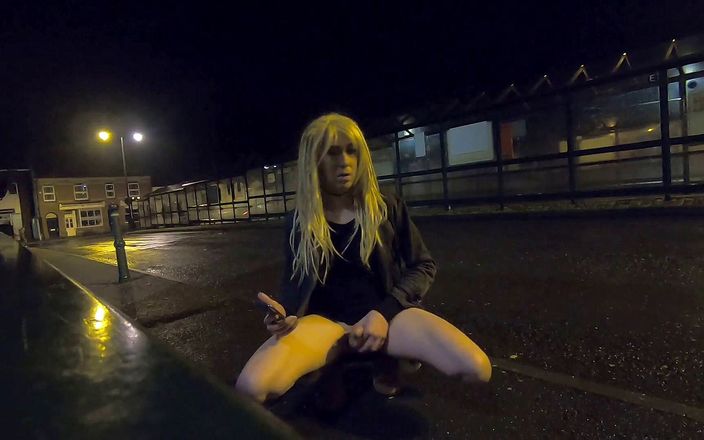 Themidnightminx: Movimentada masturbação na estação de ônibus