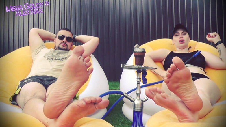 Goddess Misha Goldy: Lamer los pies de la pareja alfa, recibir dosis de...