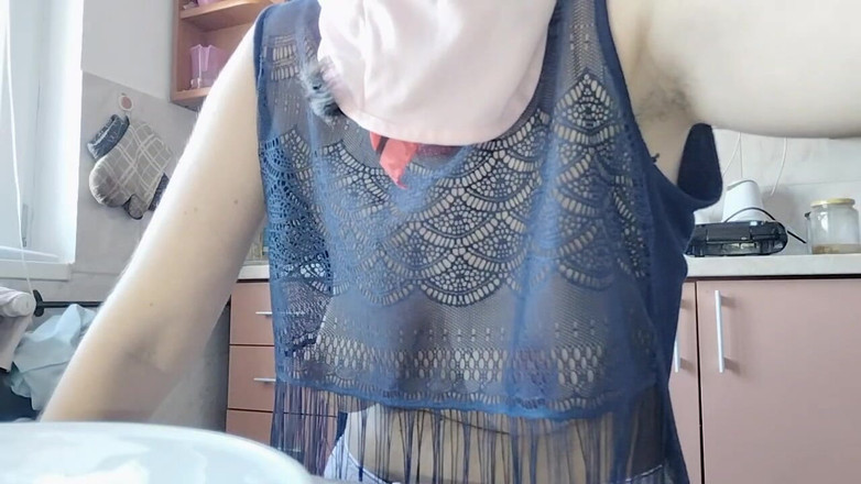 Amateur_MS: Chlupatá brunetka kundička, Velká prsa, Smyslná chlupatá žena v kuchyni.