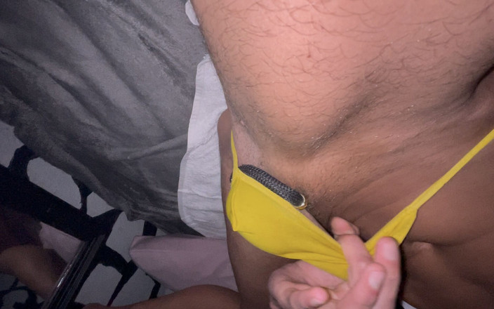 German Tangaboy: Pênis de calcinha se masturbando