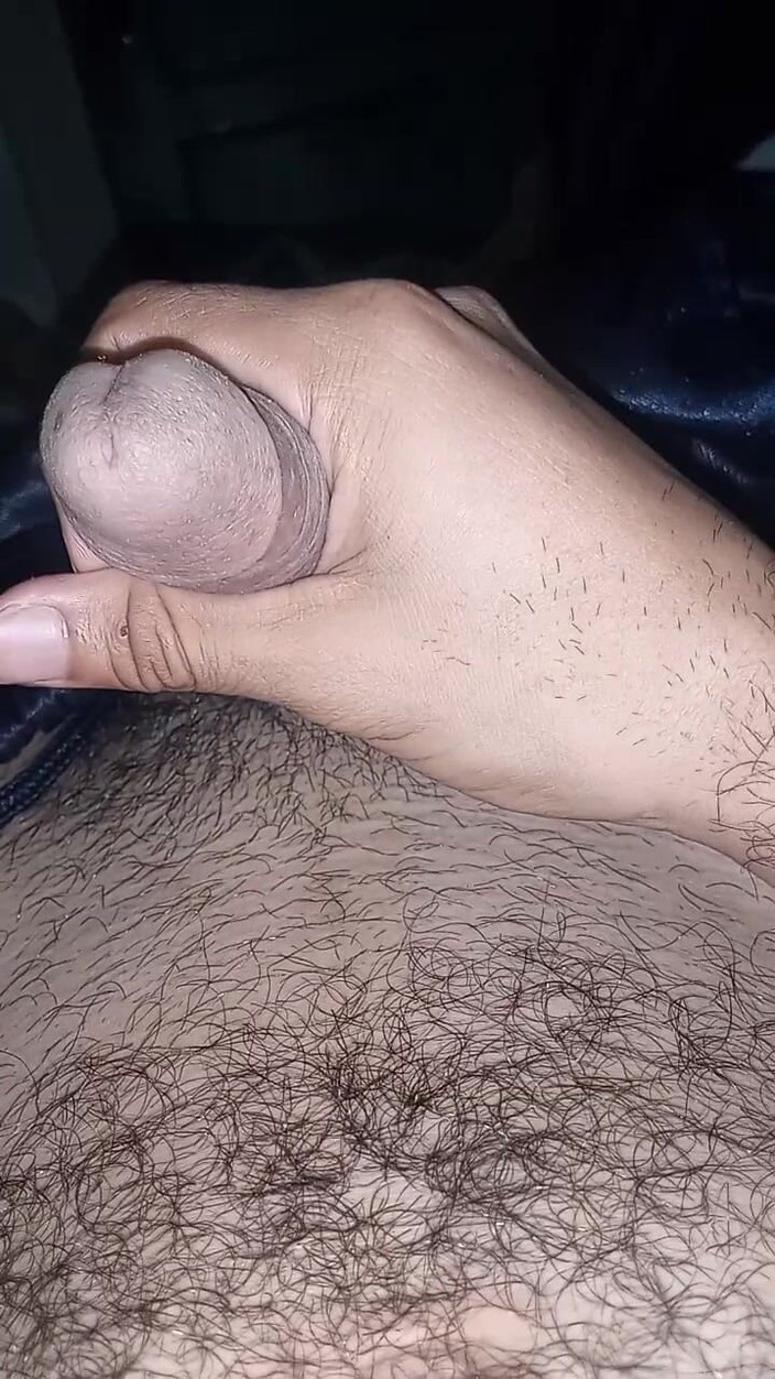 Cute boy jerks off: Junge gibt seinen strohhalm in seinem zimmer, während er Musik...