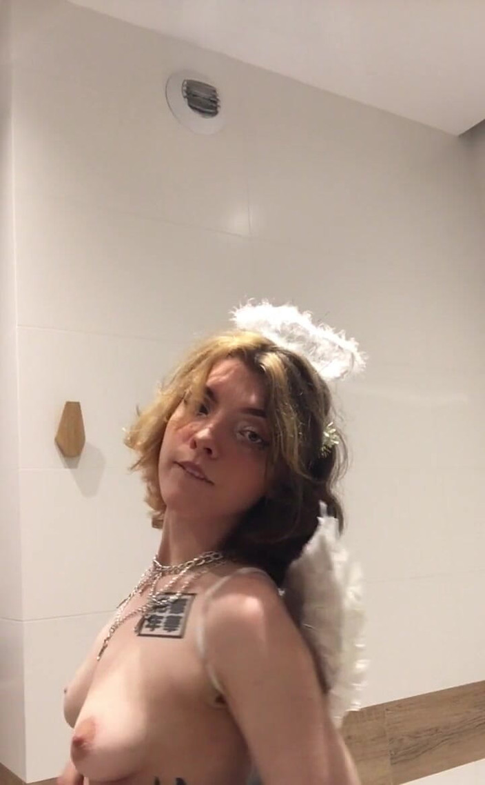 Soft Vulgar: 私はあなたの天使になれるよ。最近コスチュームで楽しんでるんだ。君も気に入ってくれるといいな。