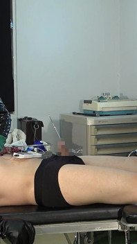 Một nữ bác sĩ bạo dâm chèn một bougie vào niệu đạo của bệnh nhân và cho anh ta một cú sốc điện, cười