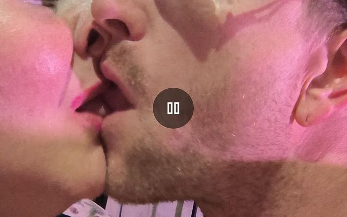 HerculesnVENUS: Hra Tounge dostala sexy líbání se všemi Tounge, které dostali