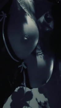 Tallulah tease prende un carico sul suo tatuaggio