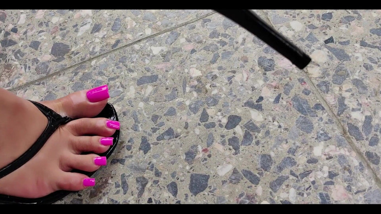 Goddess Lena: Mes pieds exigent ton attention