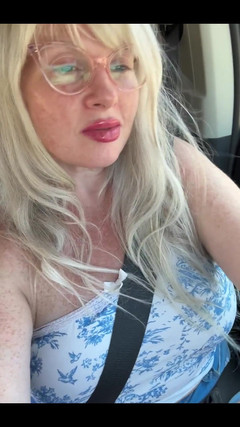 PaintedRose: Zouden we dat doen? Voorovertrekken en op de achterbank?