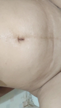 Sexe dans la salle de bain, léchage de chatte et doigtage