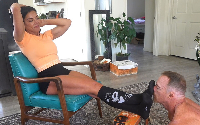 Goddess zephy: Truque ou travessura, cheira meus pés!