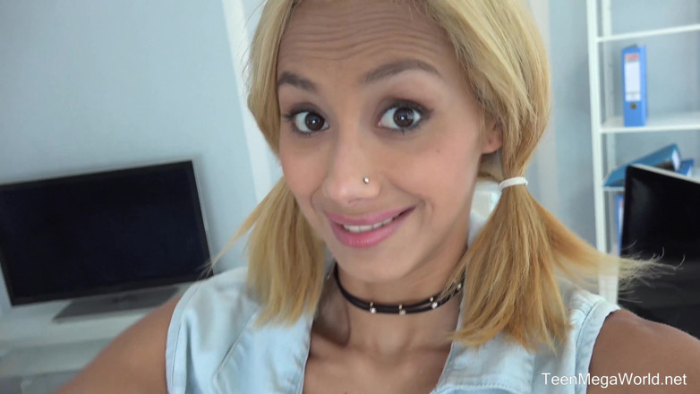Teen Mega World: Bionda con una macchina fotografica