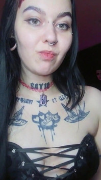 Sexy alternative brünette, trinkt kohlenwasser und rülpst