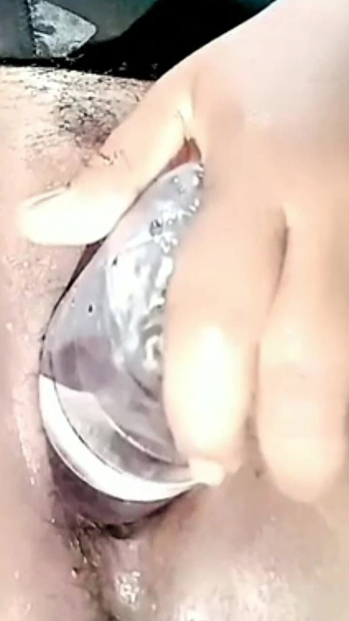 Novita_gemoy: Spelar fitta med en flaska