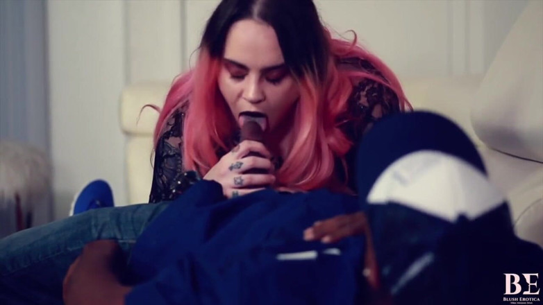 Blush erotica: Żona dziwka rucha męża kurwa w scenie seksu międzyrasowego
