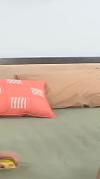 Gagici lesbiene drăguțe călăresc un vibrator cu două fețe