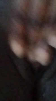 Geil zwart meisje speelt met haar poesje