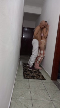 Une belle-fille se broie contre le mur, la caresse et la masturbe.