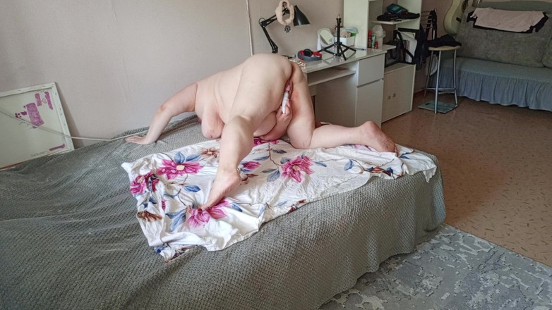 Zona901: Une voisine au gros cul rond masturbe sa chatte charnue...