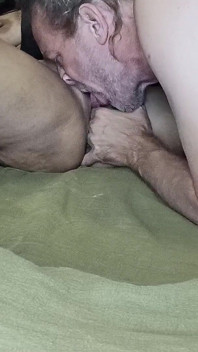 Thaiger Et Joey Lèchent, Baisent Et Sucent Sur Le Canapé