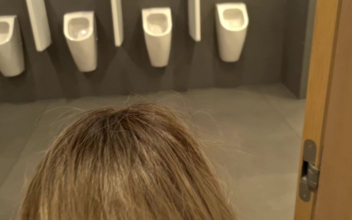 Dada Deville: Muhteşem üvey annemle parti sırasında erkekler tuvaletinde seks dada deville