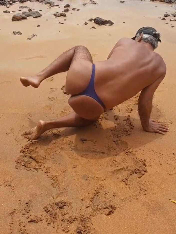 Ladysilvas: Ladysilva Crossdress na plaży w Bikini Co gorąca dupa