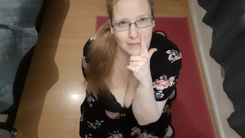 Curly_Dreams: Klečím před tebou Ty si trhneš péro