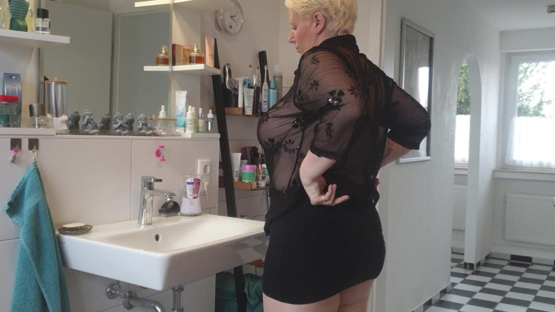 UserBitch1: In the Bathroom a Bottle of Perfume Fucked