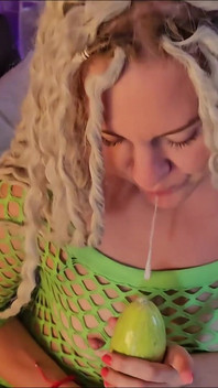 Blonde MILF Se Masturbe Avec Des Courgettes