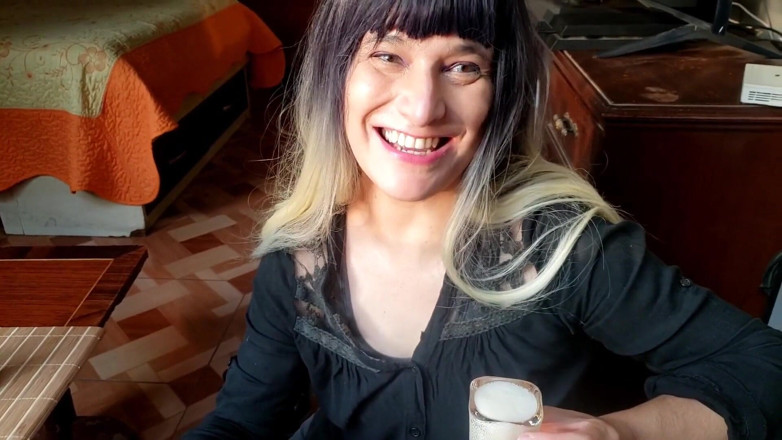 Agnes Swallow: Ingoia un doppio colpo