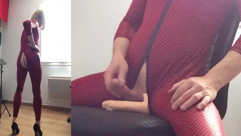Faustine: Crossdresser Faustine v červeném vinylovém kombinéze se pro vás udělá.