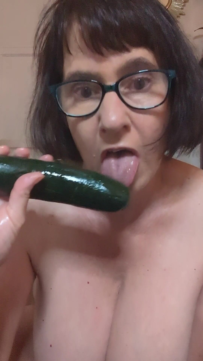 BustyBrendaxx: キュウリで私の汚い嫌いな人をクソし、後味を愛しています!