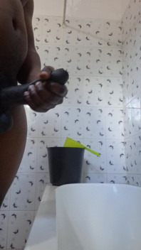 Můj penis je nemilosrdný. Hledá tu špinavou kundičku, kterou by mohl zametnout.