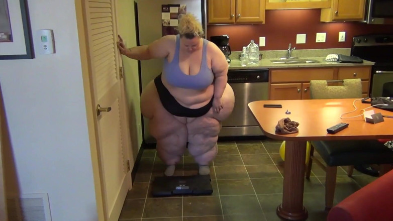 Full Weight Productions: SSBBW บ็อบบี้โจเหยียบไม่สำเร็จและบดโซฟา