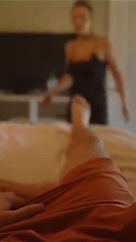 Versaute schwangere hotwife lutscht das sperma aus dem schwanz