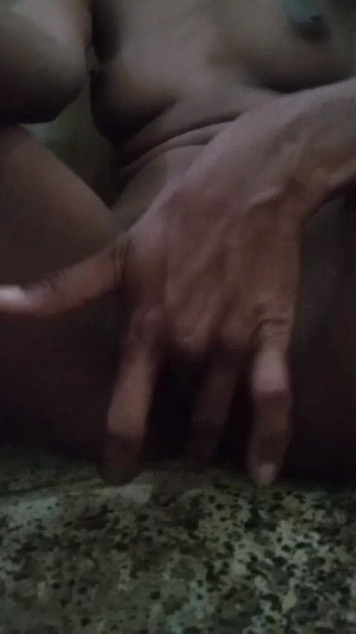 Emanwife: Студентки використовують пальці в кімнаті 2025