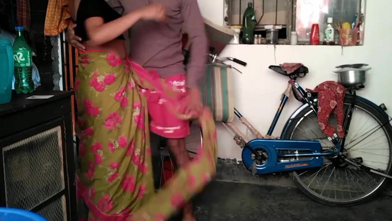 Fantacycutting: जब गांव की भाभी घर में अकेली थी, तो पड़ोसी देवर ने उसे चोदा