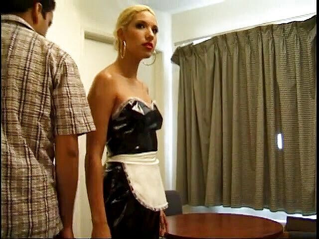 Cumming Soon: Blonďatá latinská služka se sexy prsy dostane její kundičku vyprstěnou...