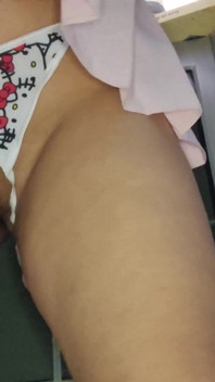 Ragazza sissy mostra il suo piccolo cazzo