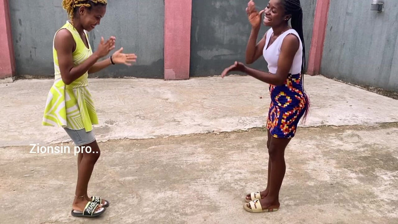 Zion: Gadis-gadis afrika lagi asik main game di luar ruangan