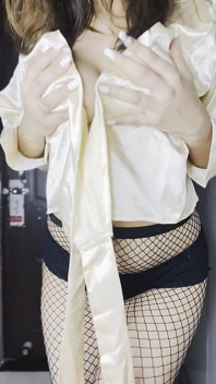 ถุงน่องไหมกับหุ่นโค้งเว้ายวนใจ