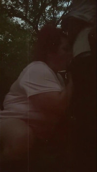 La bbw fa un pompino all'aperto