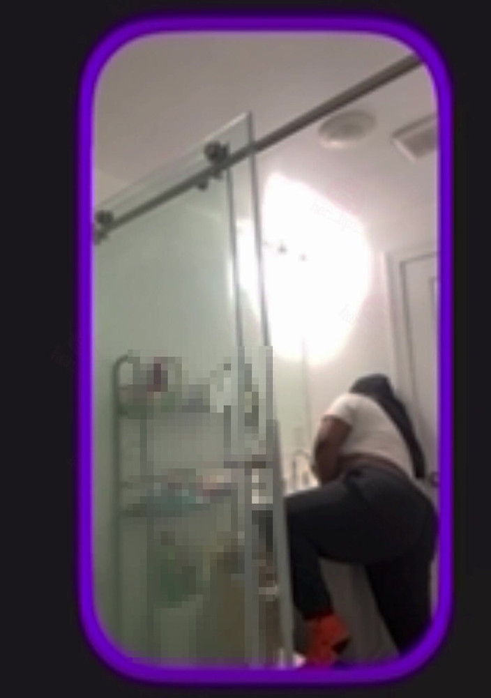 Anye Meshell: MMMM, ces hommes coquins me regardent lors d’un appel vidéo