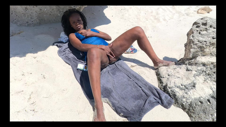 Black Swan: Seks di pantai - hampir ditangkap berkongkek di pantai yang tenang