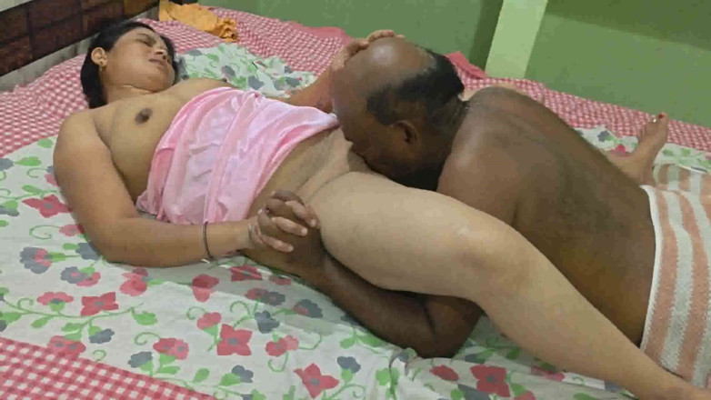 Sexy sindu: Desi betrügende ehefrau im roten und weißen kleid