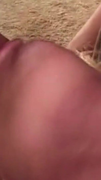 Ze biedt de huisbaas haar anale grot aan voor een ploeg op zijn hondjes om zijn verlangen