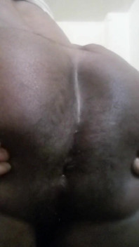 Une Trans Avec Un Gros Cul Rebondi Et Une Grosse Bite Noire Écarte Les Fesses