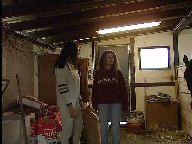 Lucky Cooch: Две девушки разговаривают друг с другом