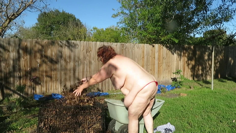 BBW nurse Vicki adventures with friends: Brincando no meu jardim mostrando minha bunda, pernas e buceta...